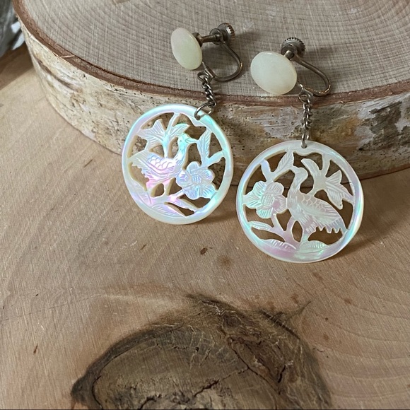 VTG- Carved MOP Bird of Paradise, Dangle & Drop Screw Backs- Carded - Picture 1 of 7